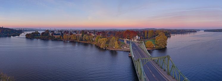 Potsdam_Die_Havel_mit_Glienicker_Brücke,_Luftbild