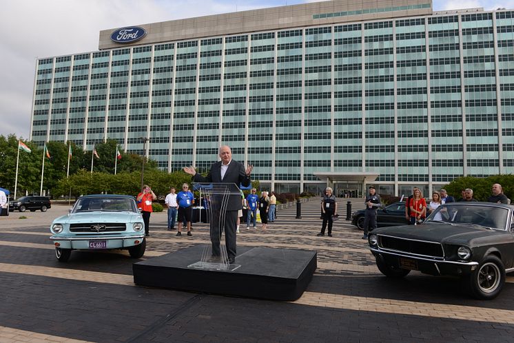 Fords VD Jim Hackett vid firandet av den tio miljonte tillverkade Mustangen