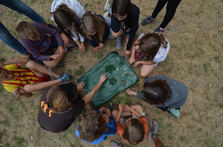 Geschwisterkinder fahren ins Sommerfreizeitcamp nach Oberau