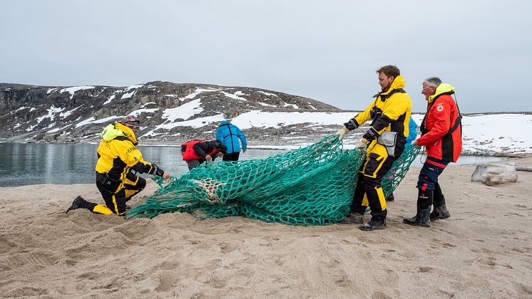 Beach_cleaning_at_Kap_Bruun_Svalbard_HGR_123191_Photo_Stefan_Dall.JPG