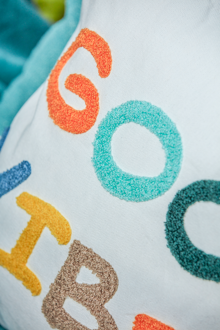 870430-10_2 Cushion good vibes closeup 7318161533767.png