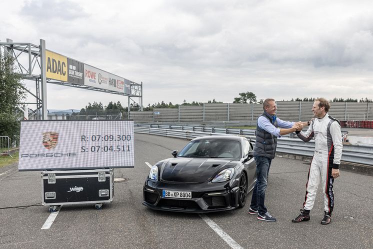 Andreas Preuninger, Director GT Model Line, gratulerar testföraren Jörg Bergmeister till varvtiden 7-09.300 minuter på Nürburgrings Nordslinga..jpeg