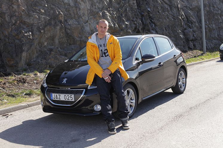 Artisten Petter kör Sveriges första Peugeot 208!