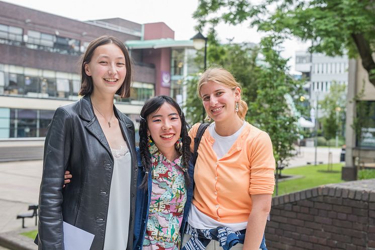 Woon Prize winner Chika Annen (centre), with second prize winner Lily Kemp (left) and third prize winner Irini Stamatiadis (right).