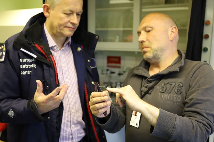 Carlo Iorio from ULB, the coordinator of the experiment (right) presenting the plans to David Parker (left, ESA’s Director of Human and Robotic Exploration). Credit: Graphene Flagship.