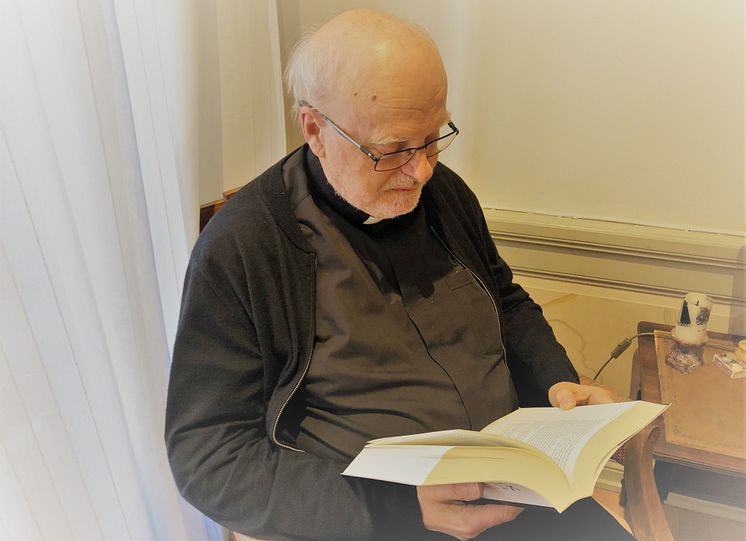 Kardinal Arborelius läser katolsk studiebibeln.jpg