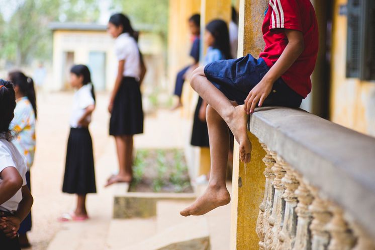 Barn sitter på räcke_Cambodia_AHT_SWa_20190211_044.jpg
