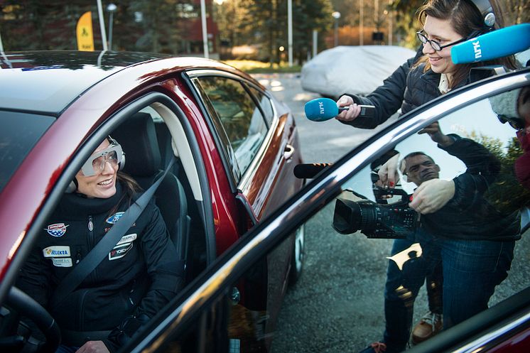 Samferdselsminister Ketil Solvik-Olsen møtte racerfører Molly Pettit til promilleduell i nye Ford Mondeo