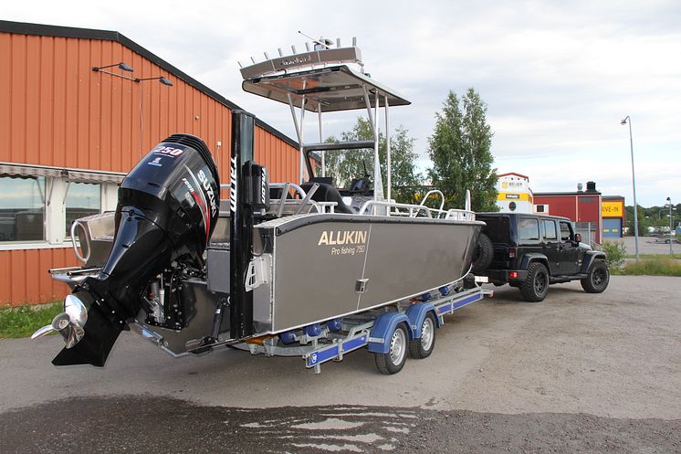 ALUKIN Pro fishing 750 på väg mot fiskeäventyr
