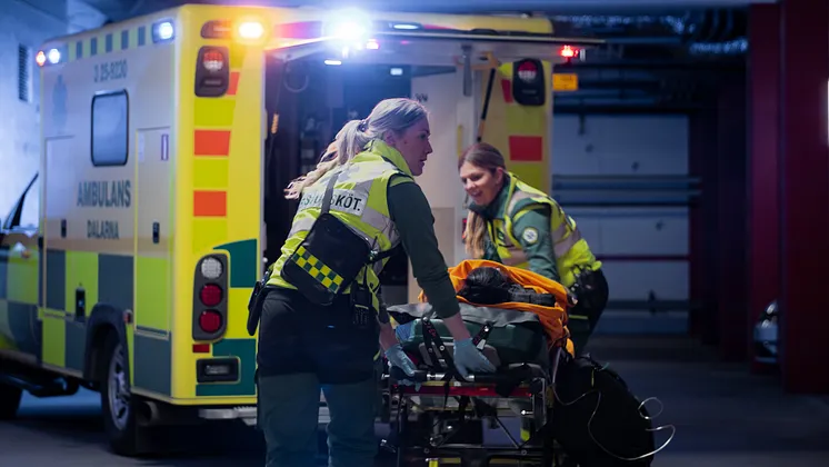 Ambulanspersonal i akutsituation med sjukvårdsväskor