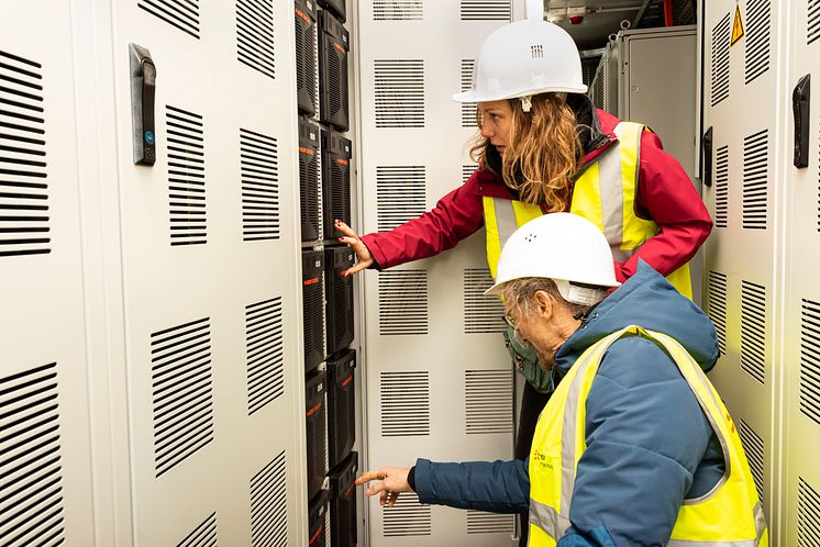 Batteriegestelle in einem EDF Renewables Container