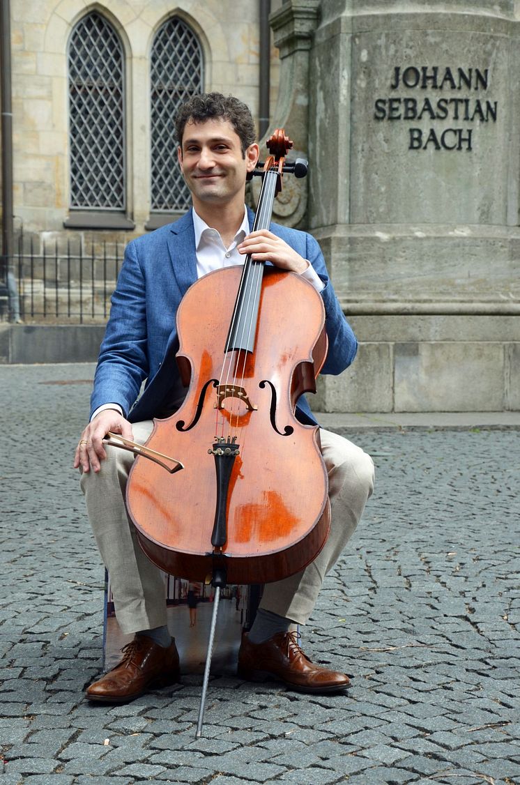 Dale Henderson vorm Bach Denkmal an der Thomaskirche, der langjährigen Wirkungsstätte Bachs  