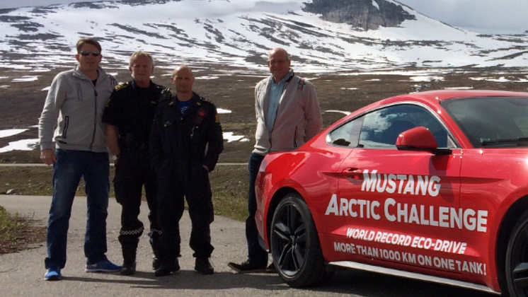 Knut og Henrik satte verdensrekord med sportsbilikonet Ford Mustang. Her ved Polarsirkelen før avreise