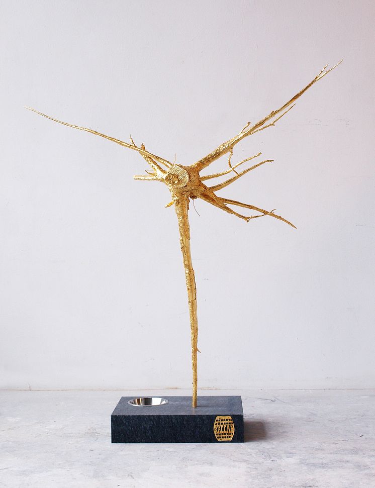 Ulf Rollof, Källan, 2019. Förgylld brons, diabas, rostfritt stål (h: 204 cm)