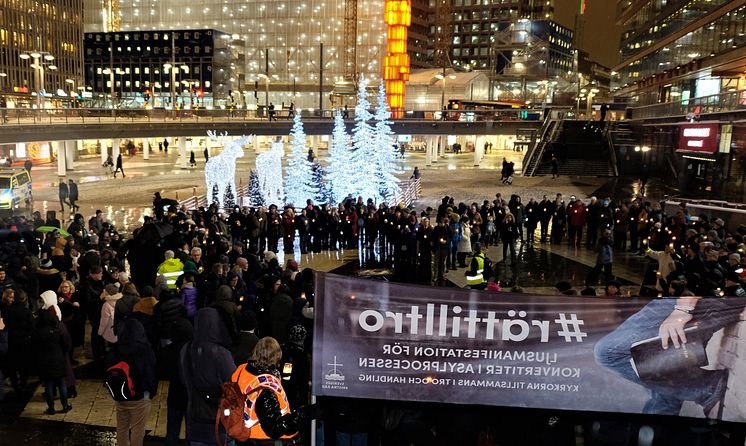 Ljusmanifestation för konvertiter på Sergels torg.