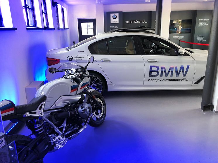 Kohteessa esiteltiin messujen ajan BMW:n sähkö- ja hybridiautoja sekä latausjärjestelmiä.