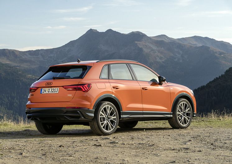 Audi Q3 (pulsorange) statisk bagfra