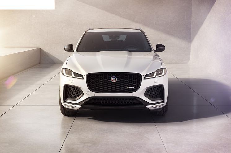 Jag_F-PACE_22MY_01_R-Dynamic_Black_Exterior_Front_110821