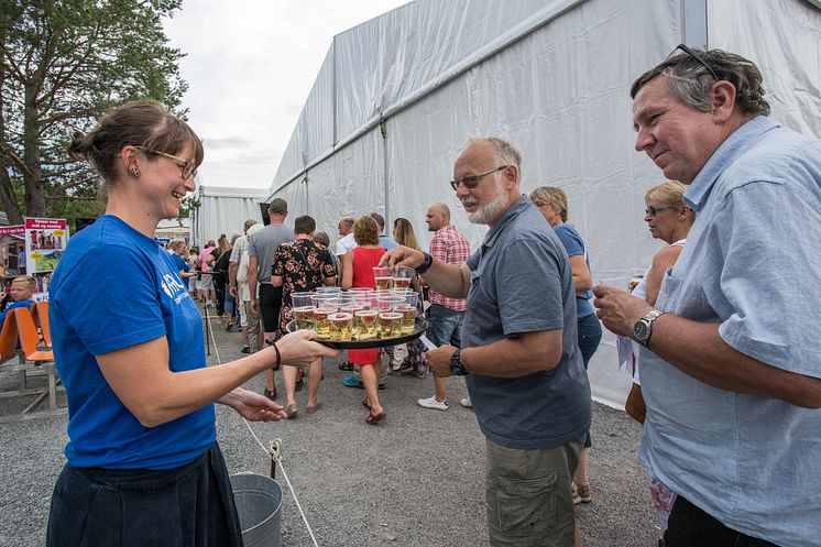 Forfriskninger i køen på Urbane Totningers FORUT-forestilling 2018