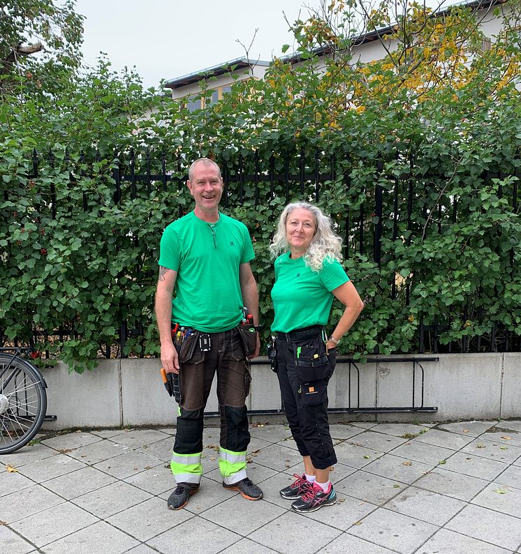 Fastighetsvärdarna Niclas Palm och Maria Arvidsson visar Botkyrkabyggens nya profilkläder