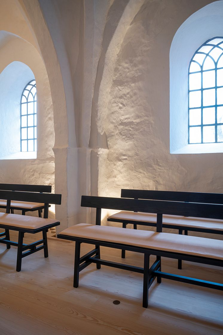 Der er blevet designet nye, elegante bænke til Sdr. Asmindrup Kirke