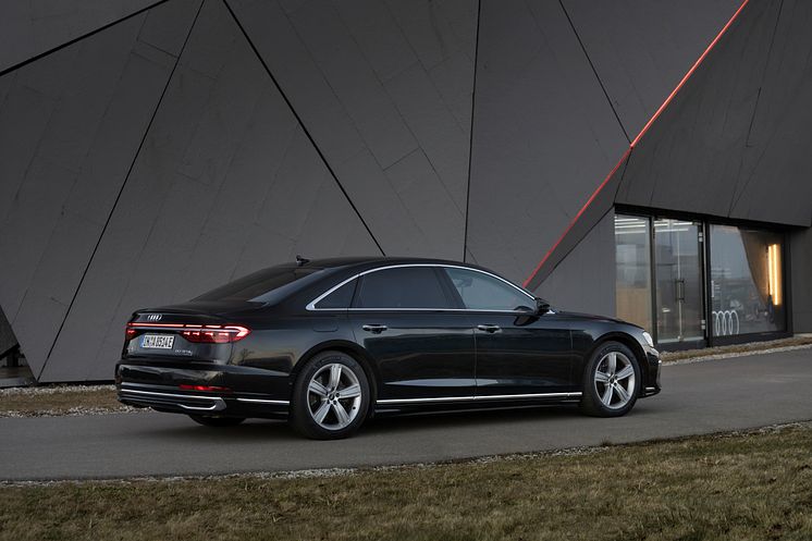 Audi A8 L TFSI e (Vesuvgrå)