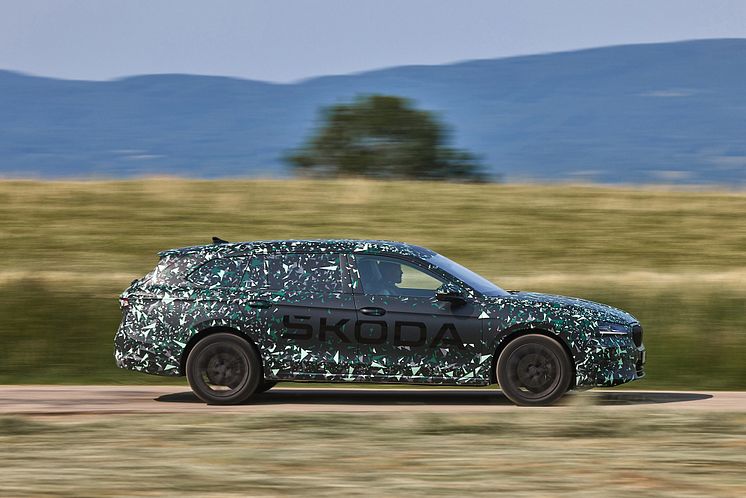 Ny Škoda Superb i camouflage