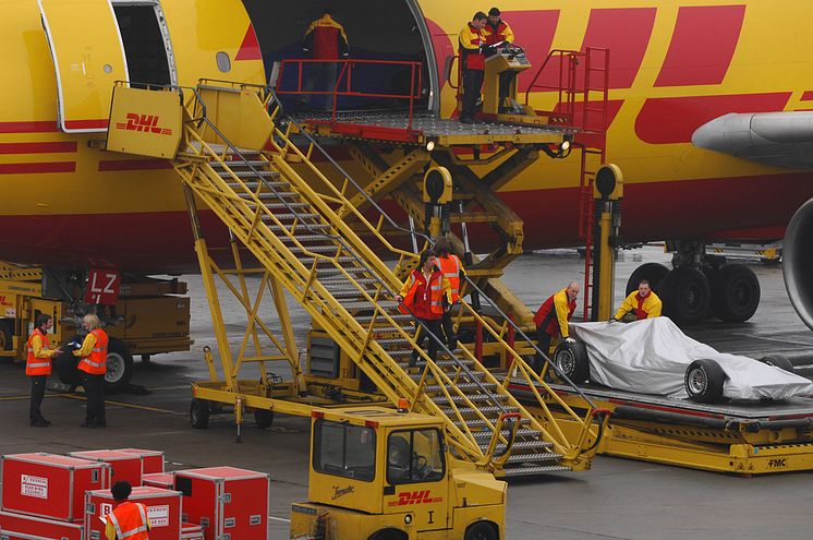 Formula 1® racer lastes på DHL fly