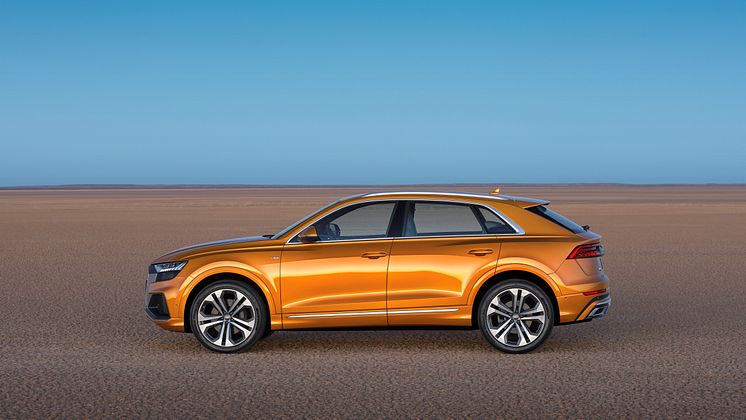 Audi Q8 (dragon orange) fra siden