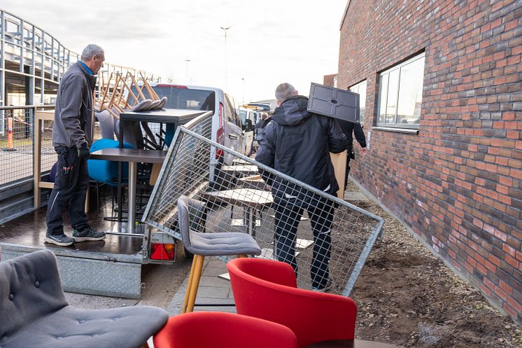Flere læs trailere blev fyldt med inventaret fra bowling