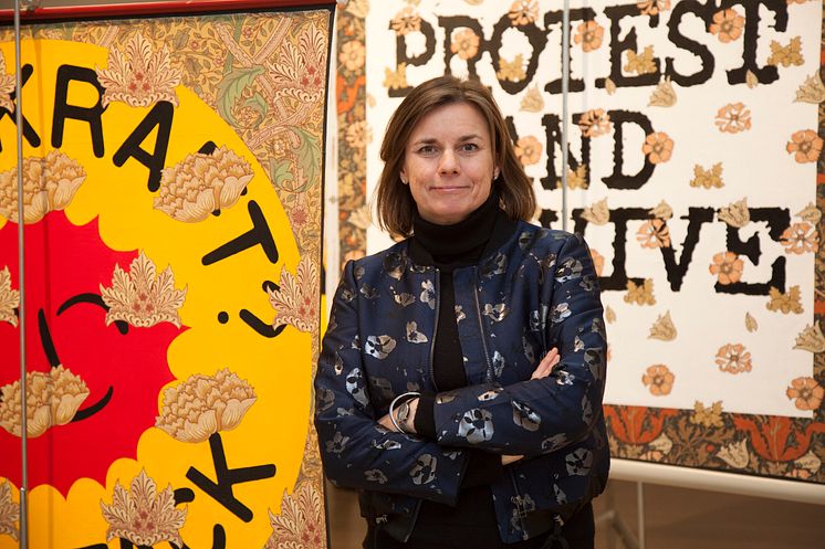 Isabella Lövin framför David Mabbs verk A Provisional Memorial to Nuclear Disarmament