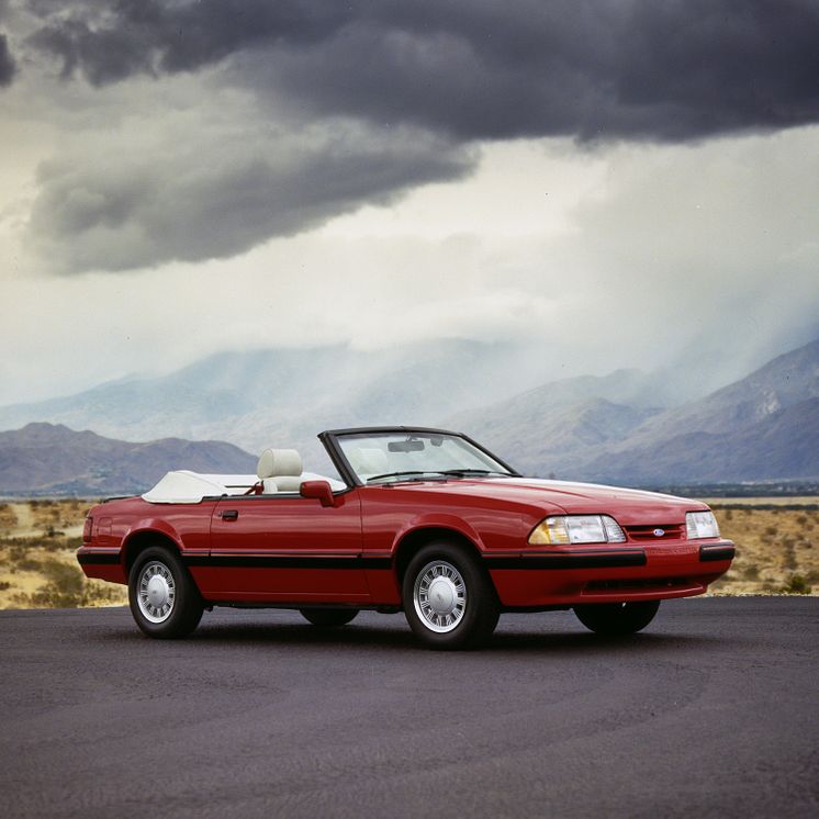 1989_Ford_Mustang_Convertible.jpg