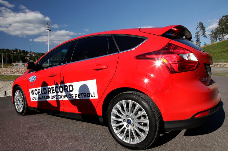 Knut Wilthil og Henrik Borchgrevink satte verdensrekord i økonomikjøring med Ford Focus med den prisbelønte 1.0-liters EcoBoostmotoren