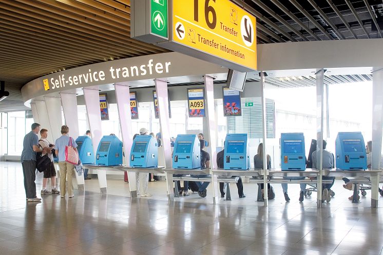 KLM's Self Service transfer desk på Amsterdam Airport Schiphol