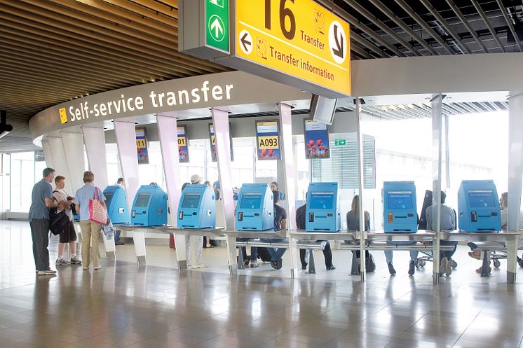 KLM self service transfer desk på Amsterdam Airport Schiphol