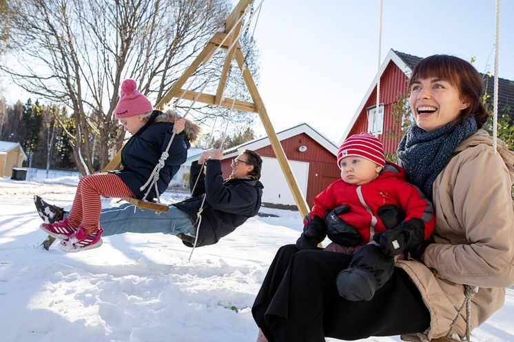 Marie Vestermark och Adam Kline med barnen Ruth, 4 år, och Ossian, 1 år.