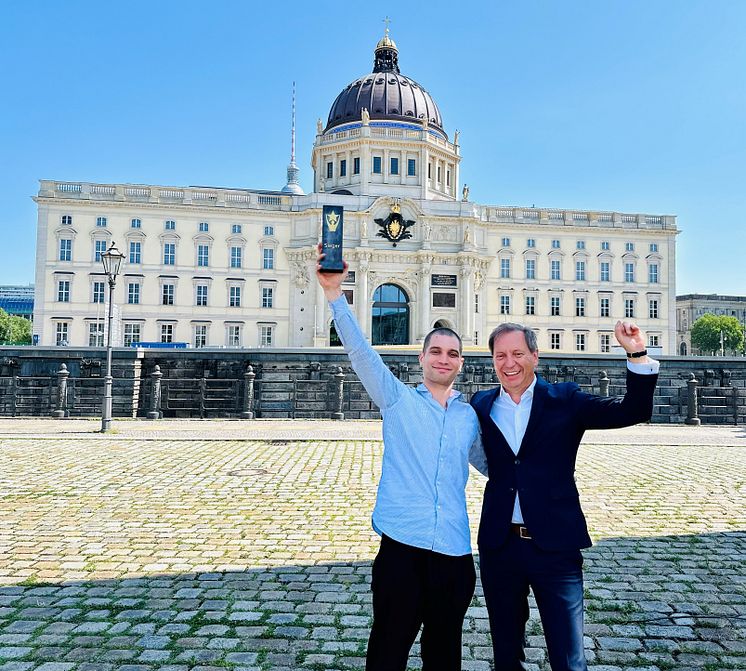 Julius (links) und Stefan Fittkau sind stolz auf ihr Projekt: Alte Techniken wie das Kupfertreiben wurden bei der Neuerstellung auf herausragende Weise mit moderner Vermessungstechnik und CAD-Planung kombiniert.