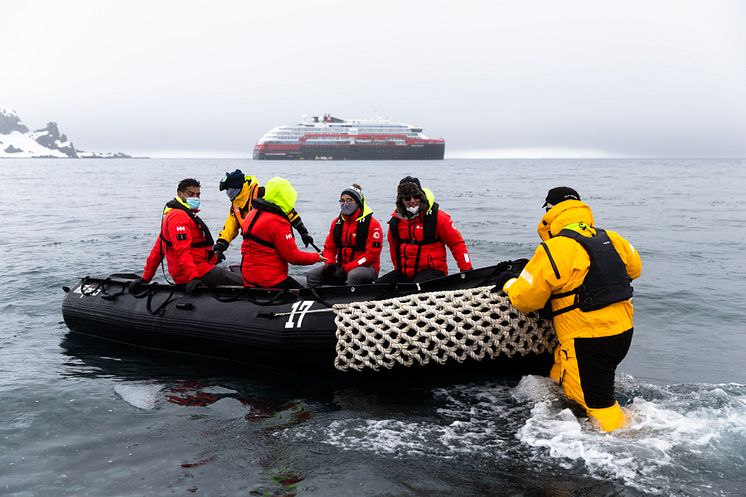 4__Antarctica DEC2021_MS Roald Amundsen_Photo Hurtigruten Expeditions_Oscar Farrera