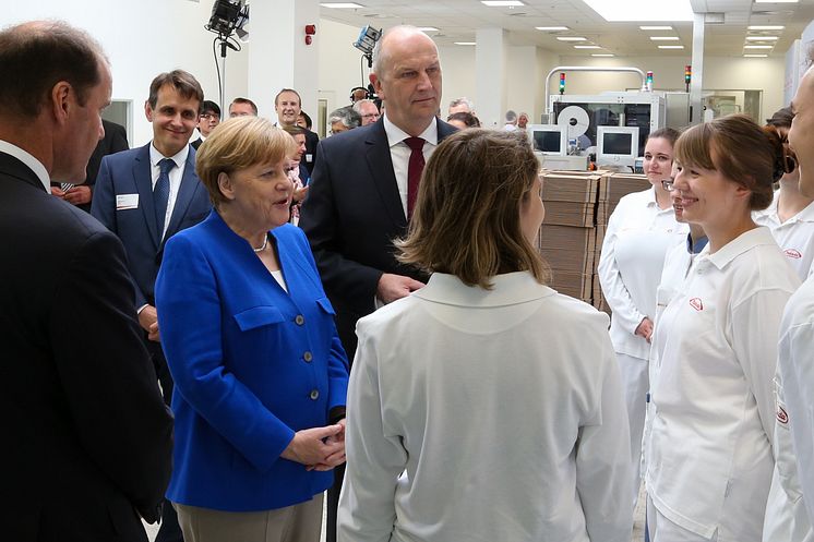 Merkel mit Takeda-Auzubildenten