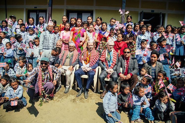 Folkemengde foran skolen - Utviklingsminister Nikolai Astrup åpnet Shree Devitar Basic School i Dolakha i Nepal