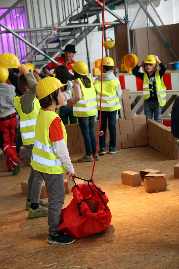 Kinder erkunden die neue Ausstellung des Kinder- und Jugendmuseums München.