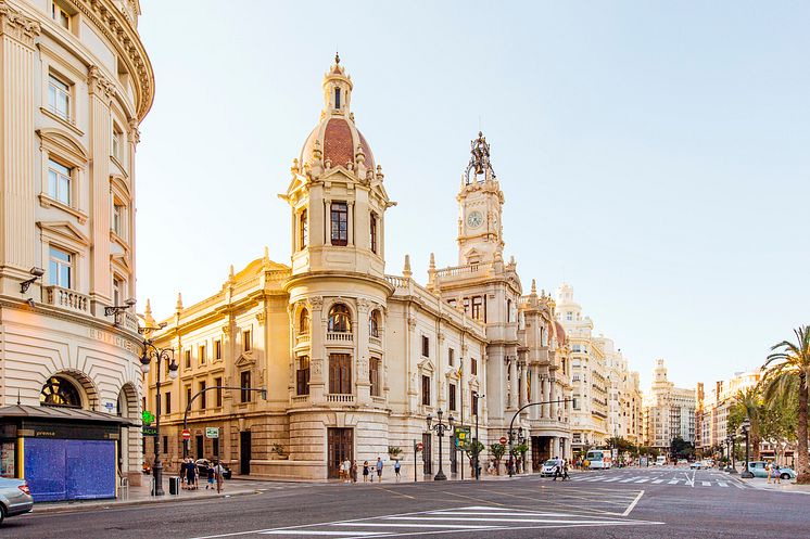 DEST_SPAIN_VALENCIA_AYUNTAMIENTO-PLAZA_CITY-HALL_GettyImages-610804442_Universal_Within usage period_81352