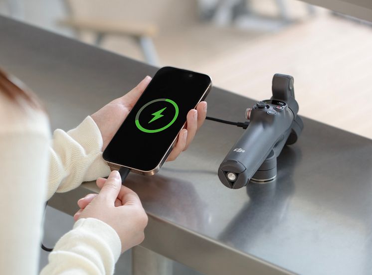 Osmo mobile 7P_Charge your cell phone from the gimbal.jpg