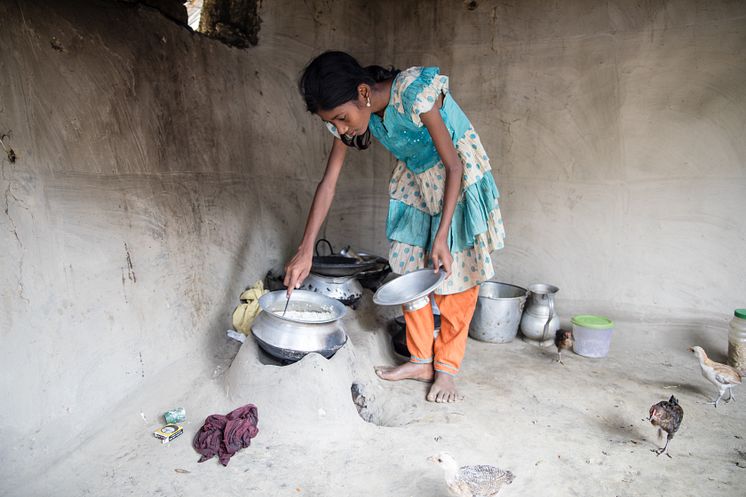 Purnima, 11 år, är den som lagar mat och städar i familjen.