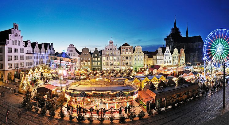 Rostock_Weihnachtsmarkt_auf_dem_Neuen_Markt,_Abendlicht