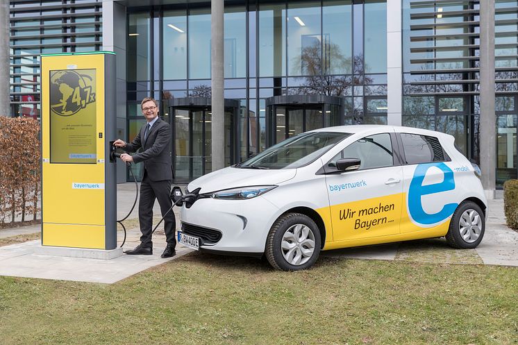 Vor der Unternehmensleitung des Bayernwerks nahm Vorstandsvorsitzender Reimund Gotzel die neue E-Ladesäule in Betrieb.