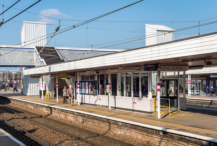 Waiting room and toilets on platform 2and3 300 dpi