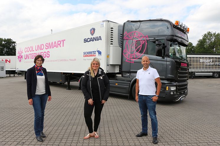 Christina Scheib, Mitte, nimmt Kühlauflieger bei Schmitz Cargobul in Empfang