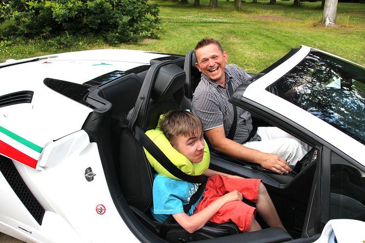 Ein aufregender Nachmittag im Bärenherz: Kinder mit Dr. Schuh im Lamborghini unterwegs