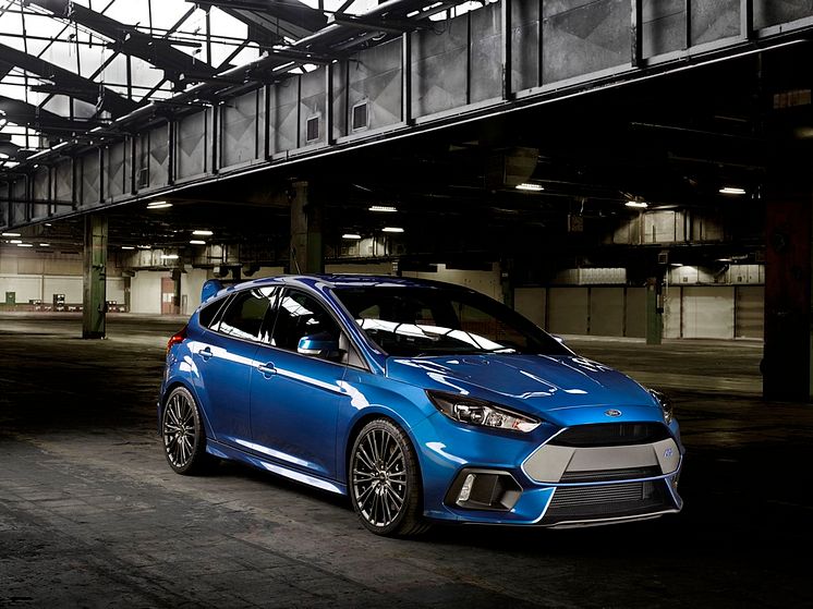 A Ford bemutatja a vadonatúj Focus RS-t, ami 4,7 másodperc alatt gyorsul százas tempóra, a végsebessége pedig 266 km/óra; az autó belépő ára 11.800.000 forint